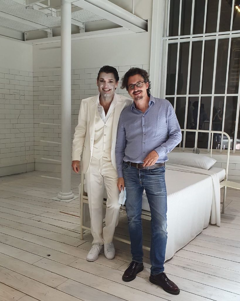 🎭 Tra pochissimo la seconda parte di "Rigoletto". Vi presentiamo Matteo Borsa, alias <a href="/marcellonardis/">Marcello Nardis</a> qui sul palcoscenico con Damiano Michieletto, regista della produzione. In bocca al lupo!! 🎭