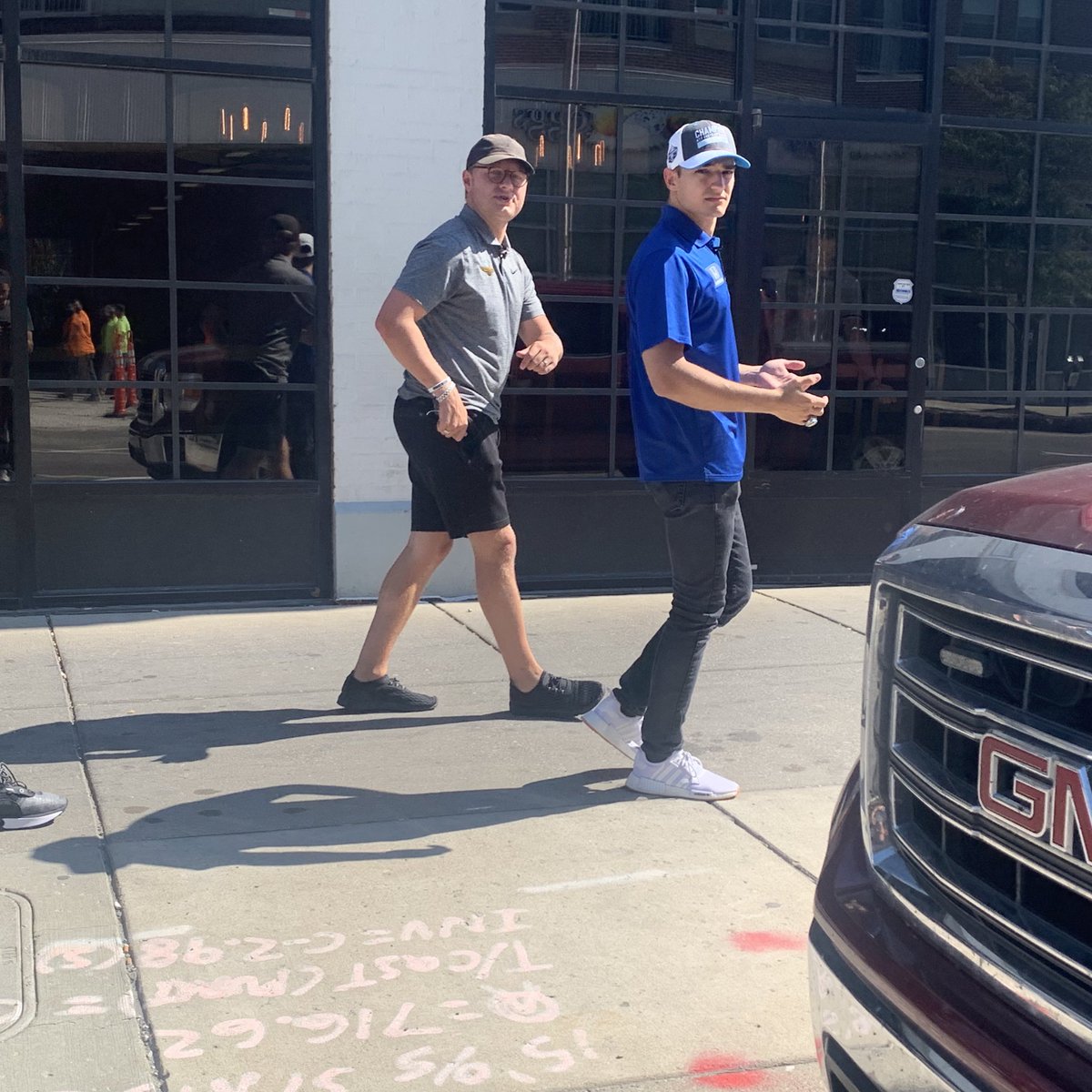 char_cliff's tweet photo. Spotted the 2021 @IndyCar Champ🏆@AlexPalou in the chicken limo, on his way to eat fried chicken.  @JoeyMulinaro promptly ordered the paparazzi to disperse. 📸❌ 🐔✅ https://t.co/anuEB5CYP2