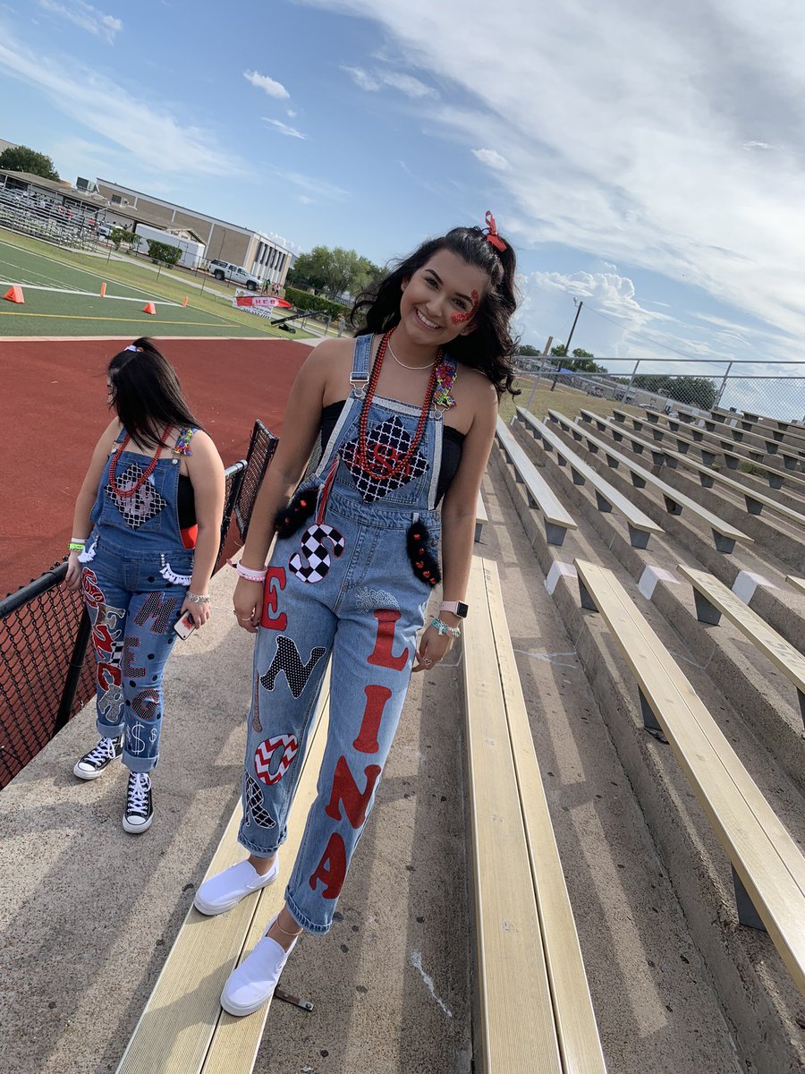 LilyFarias11's tweet photo. Can’t think we forgot about y’all class of 2020 🥰 @VictoriaISD #VWHS #BOB21 @angelinaajoleee https://t.co/GOD6fzaAeW