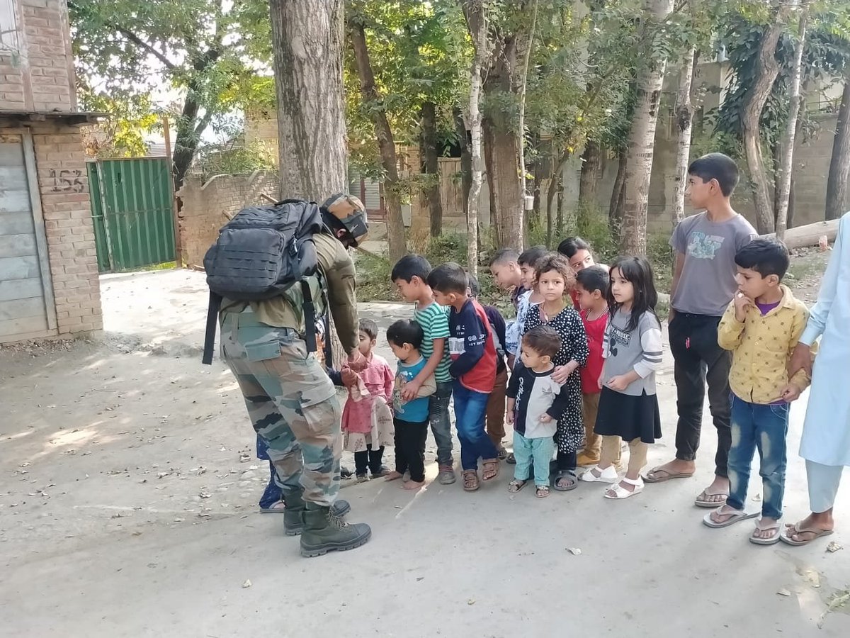 JANNATEKASHMI13's tweet photo. 𝐌𝐮𝐭𝐮𝐚𝐥 𝐭𝐫𝐮𝐬𝐭 & 𝐌𝐮𝐭𝐮𝐚𝐥 𝐫𝐞𝐬𝐩𝐞𝐜𝐭
To promote harmony and trust in the hearts and minds of the children towards security forces, #IndianArmy distributed sweets among the children in #Aripal Village of #Badgam dist
#Kashmir
#JammuAndKashmir
#Nayakashmir https://t.co/N0QYZqeDpv