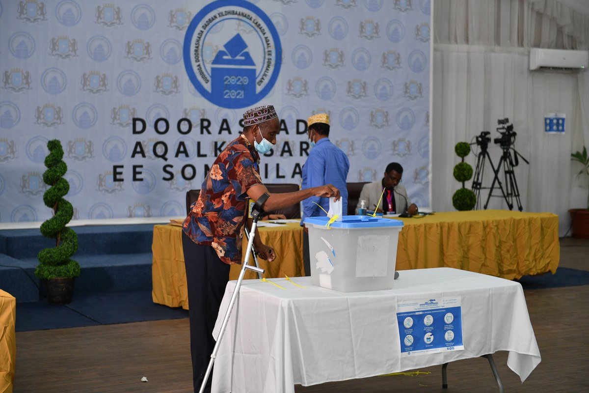 UNSomalia's tweet photo. Attending a portion of the Upper House #elections in a show of solidarity, @UN Special Rep. James Swan urged #Somalia's Federal Member States and #SEITs to complete the remaining Upper House polls immediately and shift focus to preparations for the House of the People vote. https://t.co/BEdPkbw2qX