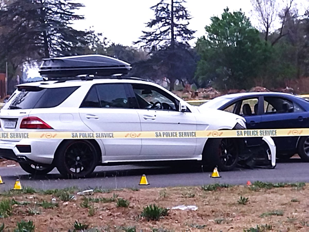 GraceRadioSA1's tweet photo. Two people have been arrested in Vanderbijlpark after a failed high jacking. One man has been hospitalized after being shot while in his vehicle. https://t.co/GjsGQfdsVu