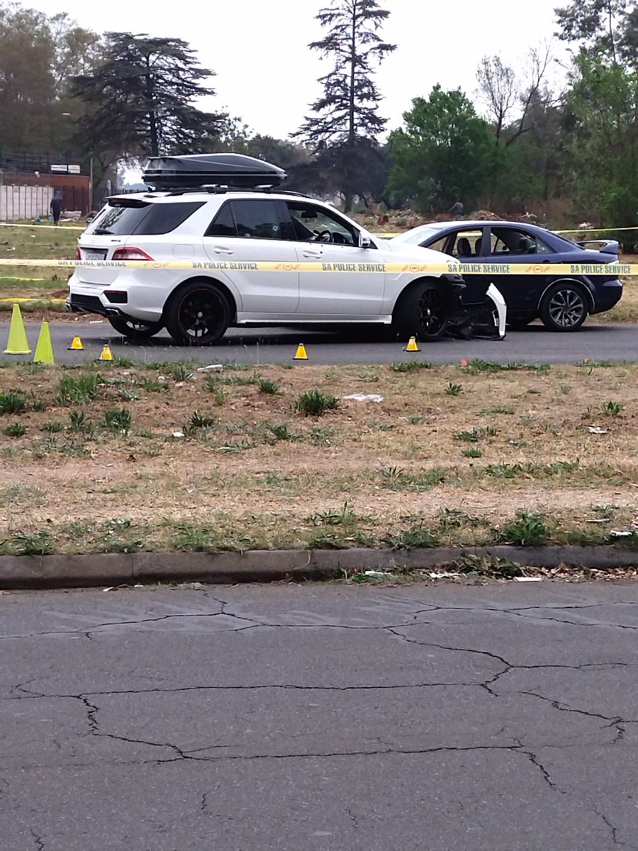 GraceRadioSA1's tweet photo. Two people have been arrested in Vanderbijlpark after a failed high jacking. One man has been hospitalized after being shot while in his vehicle. https://t.co/GjsGQfdsVu