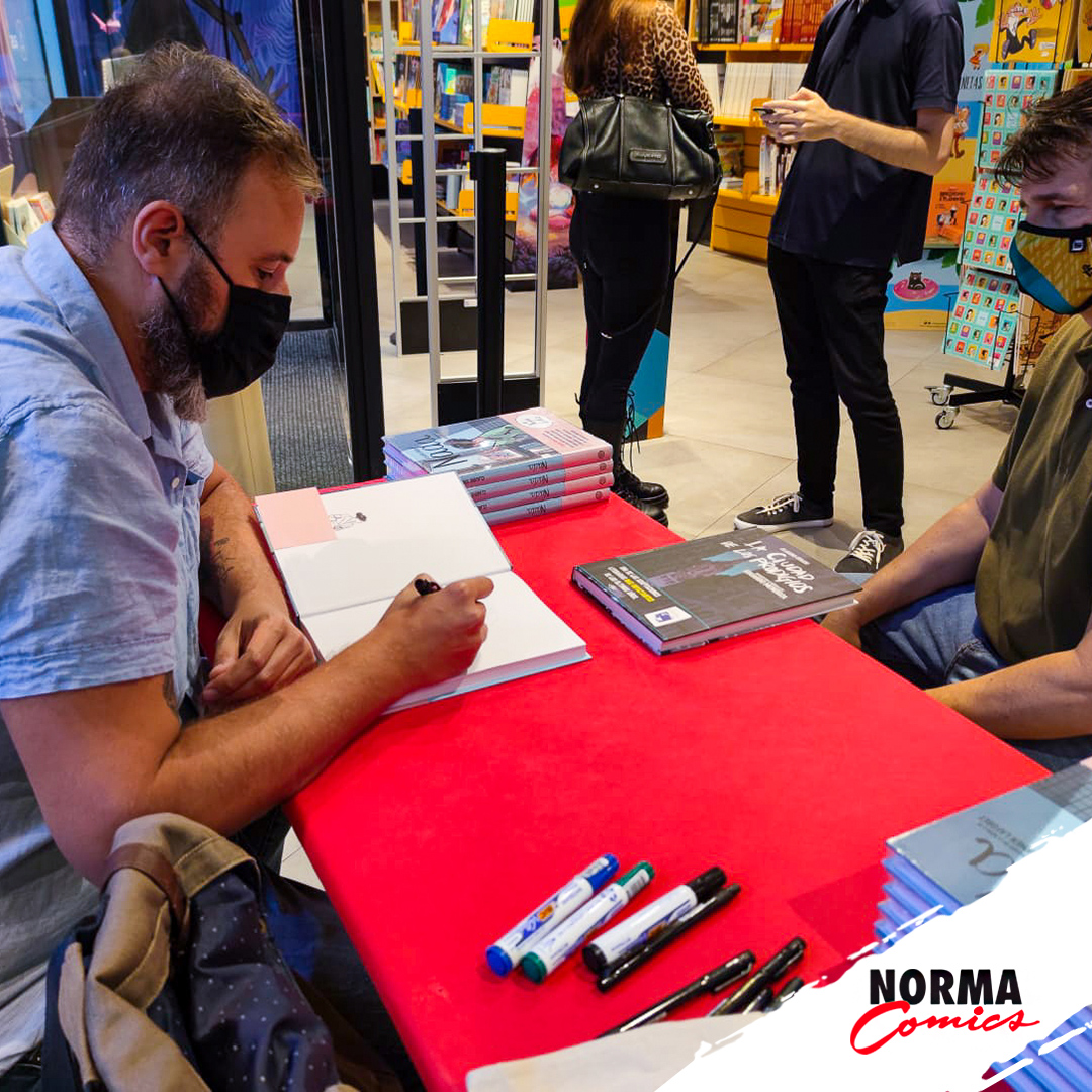 NormaComics's tweet photo. Hoy nos ha visitado Claudio Stassi por parte de @PlanetadComic para firmar ejemplares de su adaptación a la novela gráfica de NADA✒️

Muchas gracias a todos y todas por pasaros por nuestra librería y acudir a la cita👏 https://t.co/TQXnD84A0N