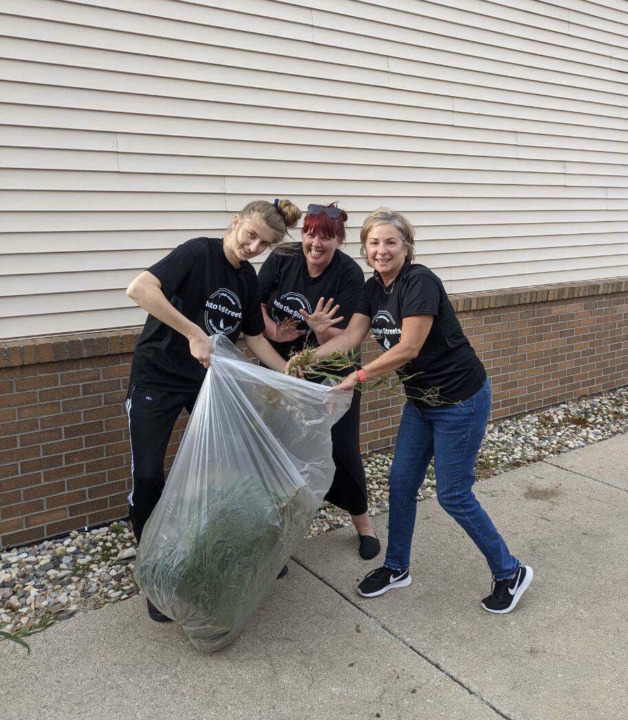 We ❤️ #Siouxland! Another fantastic <a href="/MorningsideEdu/">Morningside University</a> Into the Streets &amp; an opportunity to help our community! Thanks to these Day Center/Morningside Civic Union folks for lending a hand. 
#MsideProud #MsideIntoTheStreets