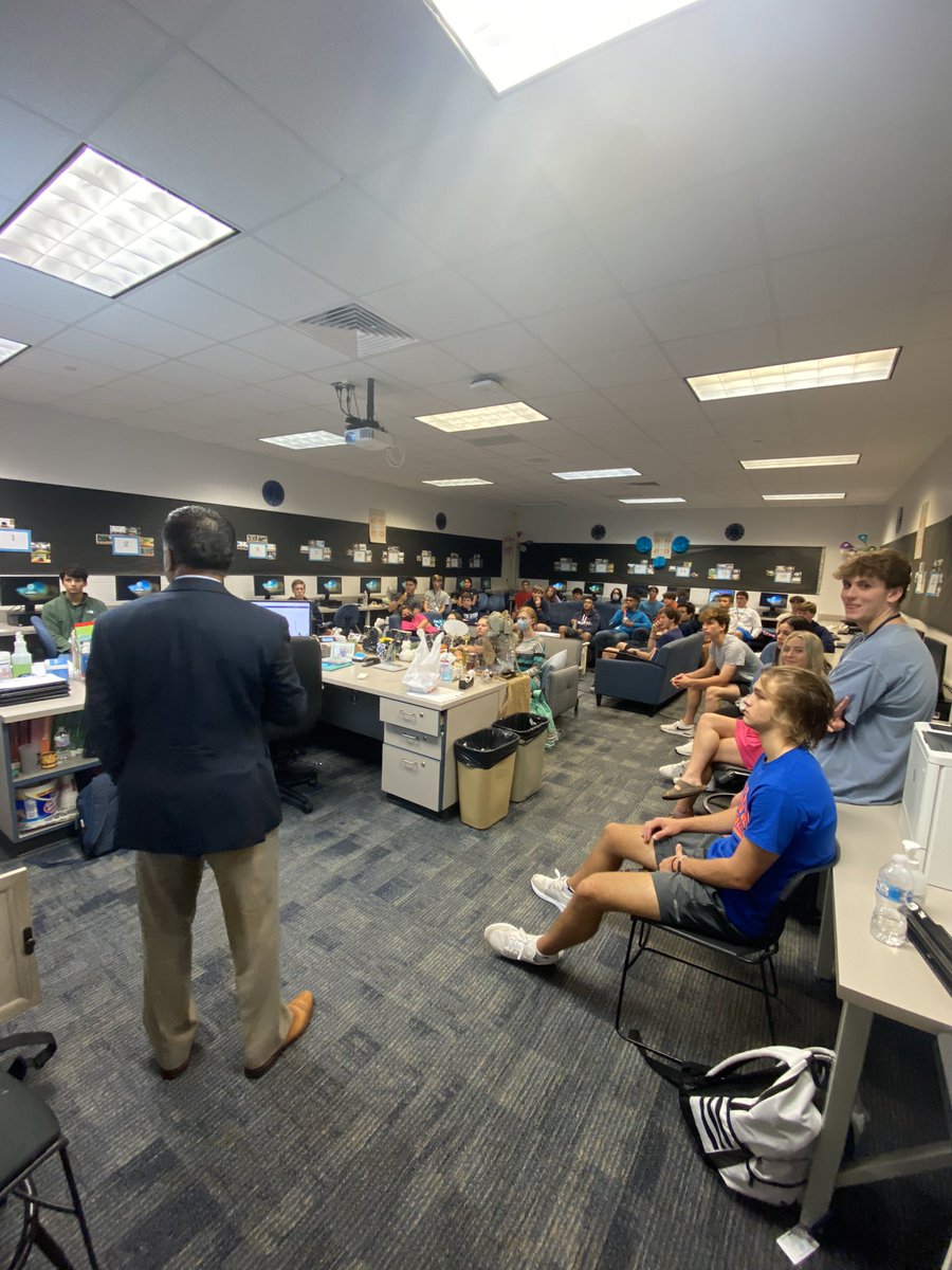 We had a full house for our 1st FBLA meeting. Dr. Kelvin Shaw was our speaker and gave a great talk on the journey from high school to career. @jacobsshaw22 <a href="/HumbleISD_KHS/">Kingwood High School</a> <a href="/HumbleISD_CTE/">Humble ISD CTE</a> #khsfbla