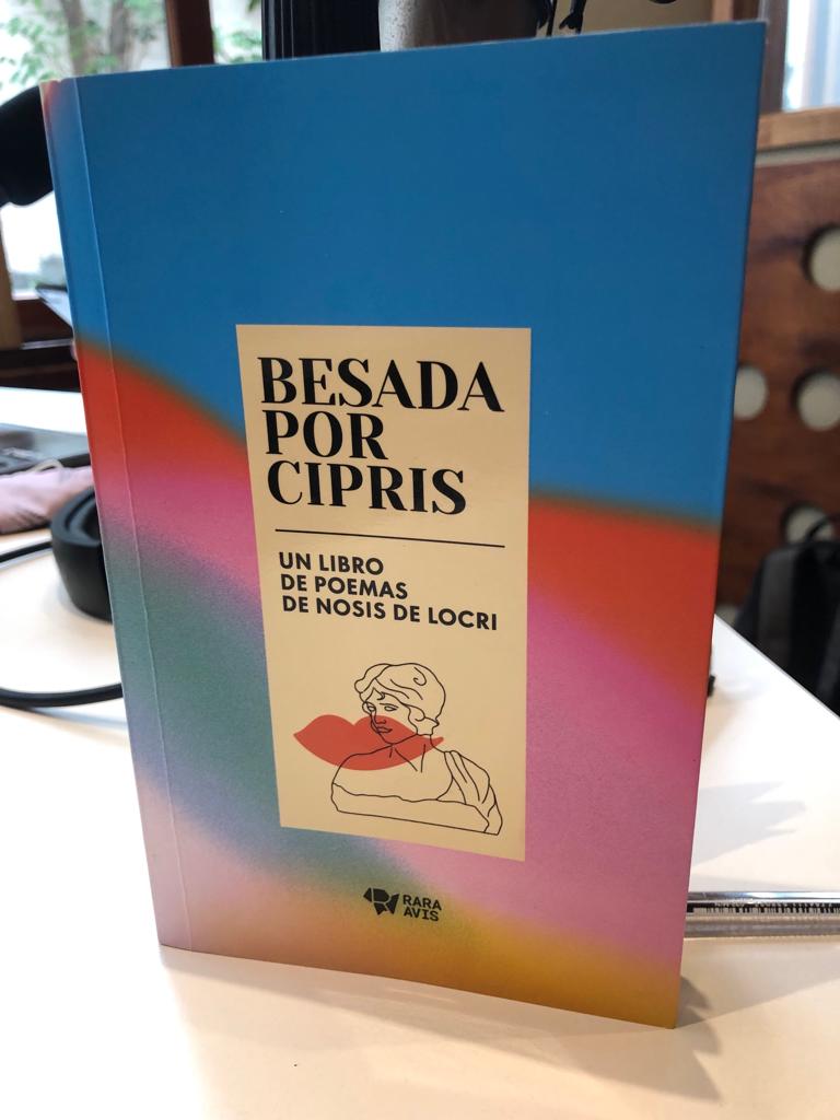 futurockOk's tweet photo. Llega la última #NoRecomendacion de @gabi_borrelli en #Segurola 😭📖.
📚“Besada por cipris” de Nosis de Locri.
Pueden escuchar todas las #NoRecomendaciones de Gabi en el spotify de Futu.
🎙️En vivo por https://t.co/GDYR6Krpbb https://t.co/dq7XkmOCWj
