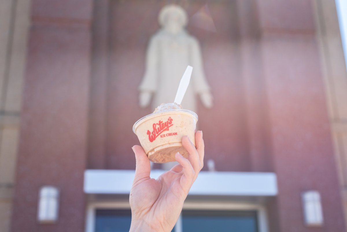 stambrose's tweet photo. Join @saucampusmin for an extra sweet Homecoming Mass & More tonight at 9:15! Meet @saupresnovak and enjoy some Whitey’s ice cream. 😋 🍨 #SAUHomecoming #SAUInauguration
📸: Savannah Wilson ‘23 https://t.co/zdmTl8pZOg