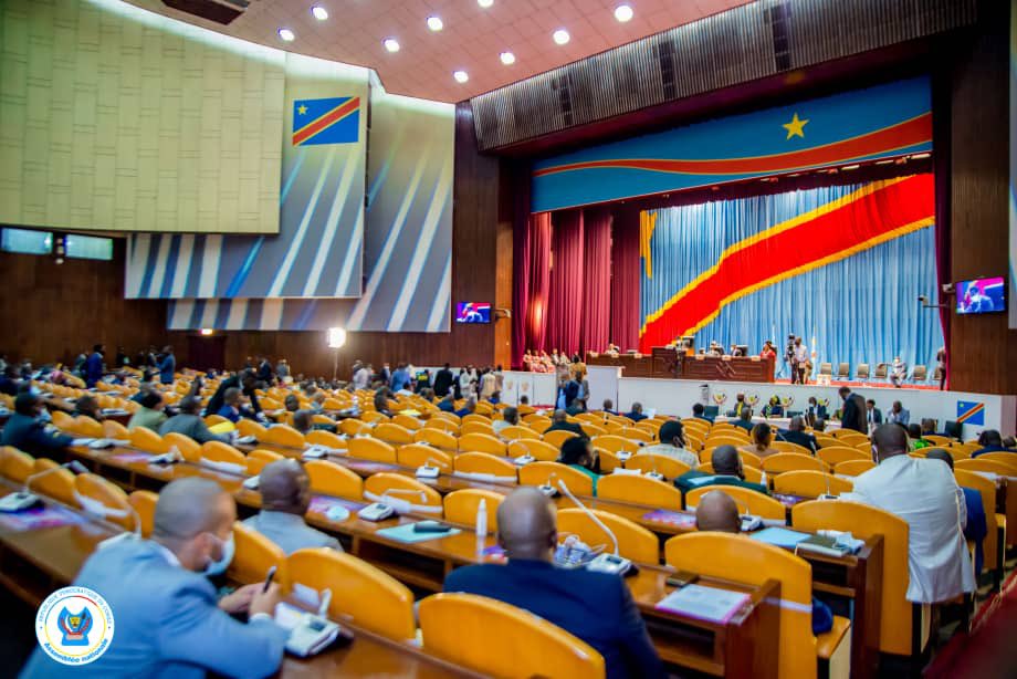 RuthTshibola's tweet photo. #RDC #DossierRAM Si la perception de cette taxe sert à financer la #Gratuite de l'enseignement ; cela revient à dire:
1. la gratuité n'existe pas car nous payons par nos recharges les études de nos enfants. 
2.Alors quid des parents dont les enfants sont ds les écoles privées? https://t.co/89vMZQk7Jq
