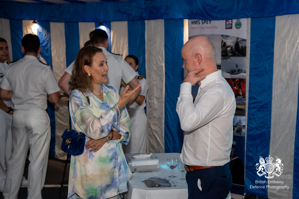 UKinColombia's tweet photo. Anoche en #Cartagena recibimos a James Heappey MP (@JSHeappey) , con una recepción dónde participaron miembros de la @ArmadaColombia, la @PoliciaColombia y la Vice Ministra de Defensa, Sandra Alzate.

Seguiremos siendo un aliado importante para 🇨🇴 en temas de defensa y seguridad. https://t.co/nkLgUu7VfY