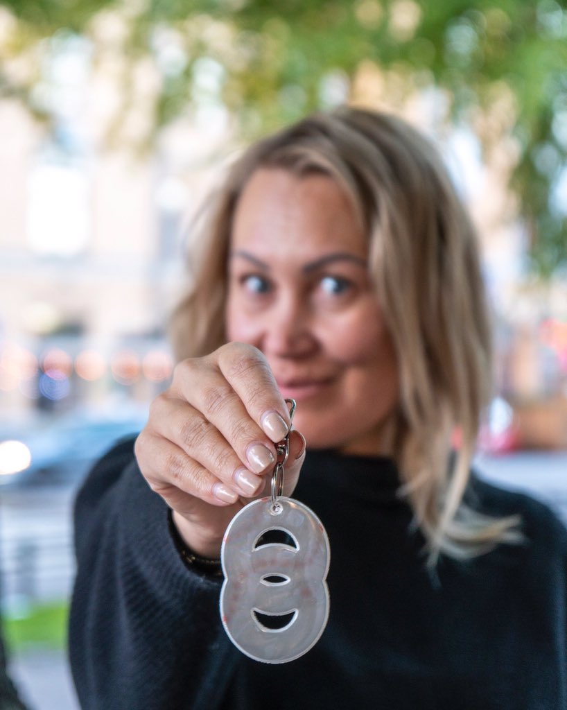 Puhutaanko hetki syksyn tärkeimmästä asusteesta #heijastin ? Tänä vuonna #heijastinmuija tempaisee ja ripustaa Karhupuistoon (Hki) ”heijastinpuun”. Heijastimen voi käydä ottamassa siis sieltä puusta - niin kauan kuin niitä riittää. Info👉 instagram.com/sannasevenseas 
#heijastinpäivä
