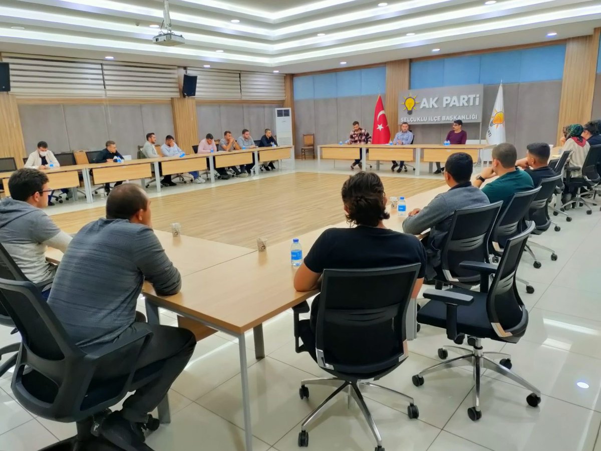 akgencselcuklu's tweet photo. Haftalık olağan Yönetim Kurulu toplantımızı Başkanımız @MBahadirDinler’in Başkanlığında teşkilat binamızda gerçekleştirdik. 

Gündeme dair değerlendirmelerde bulunduk. https://t.co/3iouy1hnk9