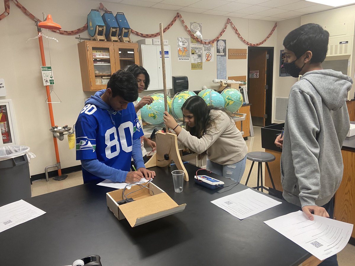 Kenricmatics's tweet image. AP Physics students working on their next #labpractical where they have to predict the landing position of a projectile launched from an elevated angle and allowed to fall to the ground.  #RedhawkScience #LibertyLearns