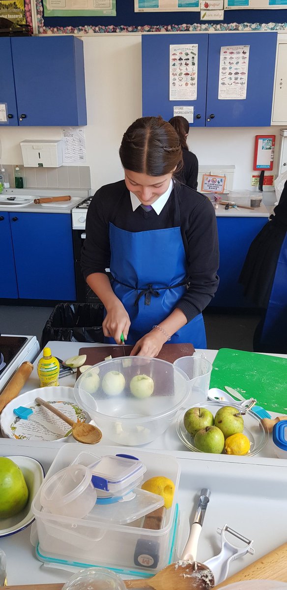 MrsDaviesDT's tweet photo. Year 8 made soup today as a part of their learning on seasonality @chepstowschool while Year 10 made apples pies with the focus on pastry making skills and shortening #gluten #rubbinginmethod #Perseverance #Curiosity #foodscience https://t.co/z9hTmRUoV2