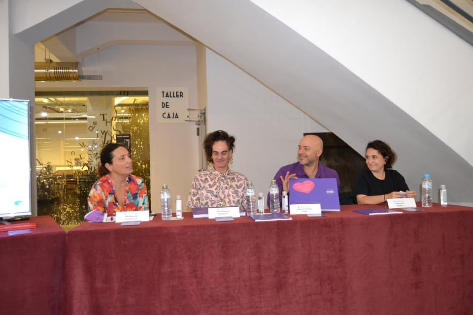 beyond_lyric's tweet photo. Some pictures from last Friday, the presentation of Prince art book tribute BEYOND THE LYRICS: Prince/ Algunas fotitos de la noche del viernes, la presentación del libro arte BEYOND THE LYRICS: Prince #crowdfunding #artbook #funkysoldiers #purplerain #princefans #princefams https://t.co/OfxFcfMw8R