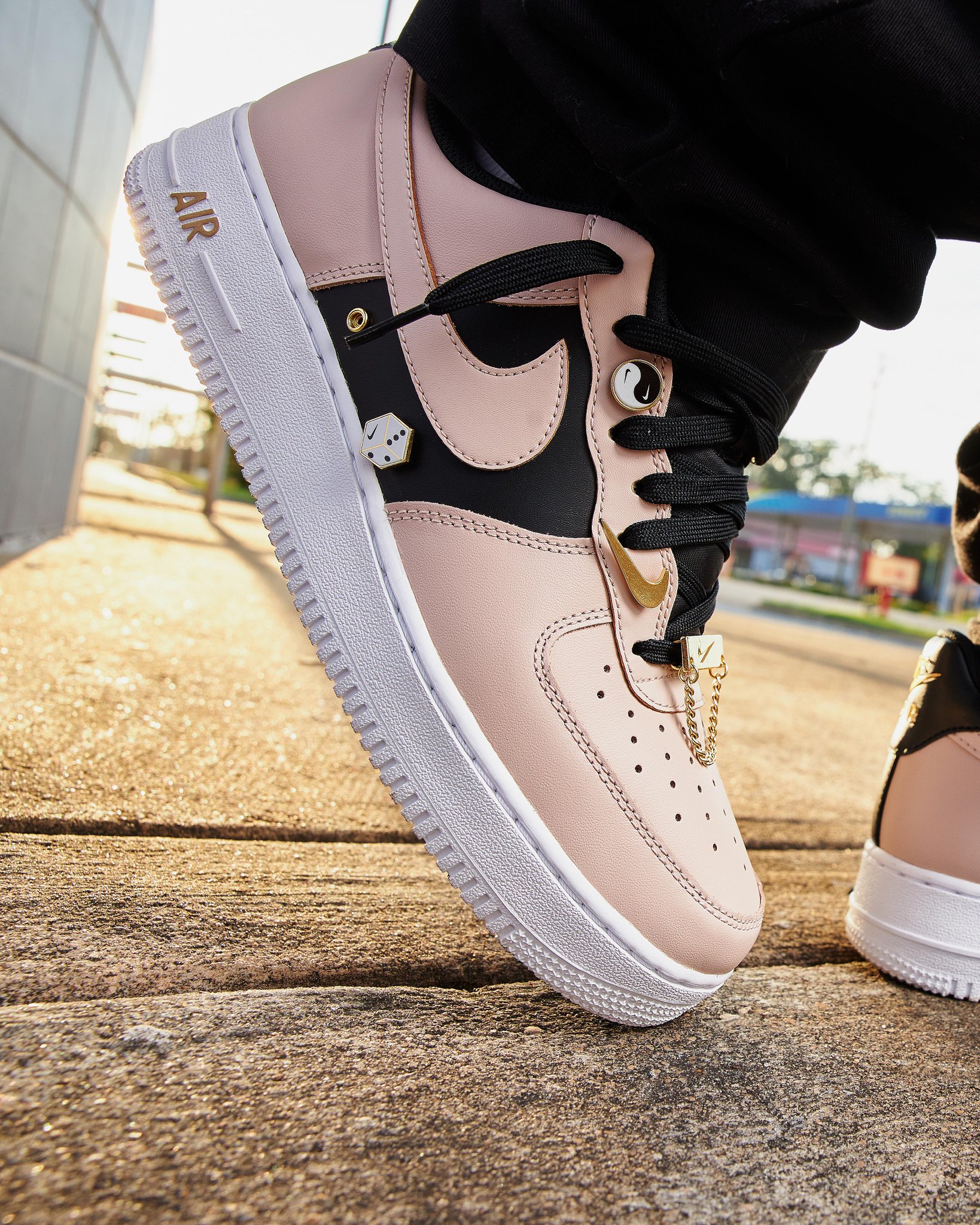 Vertrek naar Kraan hoesten solefed on Twitter: "Few sizes - Nike Air Force 1 '07 Premium 'Particle  Beige' https://t.co/WId7ygM5eT 'Metallic snap points and pins are included'  #Ad https://t.co/5CotJGVUS5" / Twitter