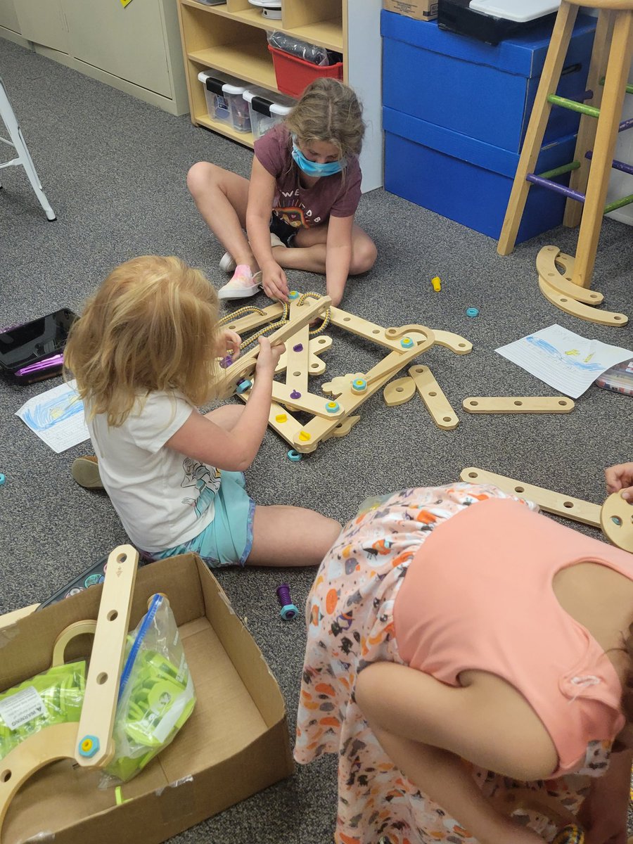 fisher_dfisher's tweet photo. @junemariejones introducing #stemycsd activities with @bmes1stgrade class! Making Lego Ducks, lifting with Rig-a-mig and learning how to bookmark websites on their Chromebook tablets! https://t.co/0R6PEJlw6R