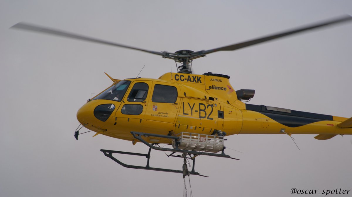 oscar_spotter's tweet image. 🚁💦🔥 Aérospatiale AS 350-B3 Ecureuil (CC-AXK 🚁LY-B2) con base en Pradoluengo, el pasado  27 de agosto actuando en el #IFMasa .
#losdeamarillo #BBFF #BomberosForestales #IIFF #BRIF #PlanINFOCAL #yosiosveo
