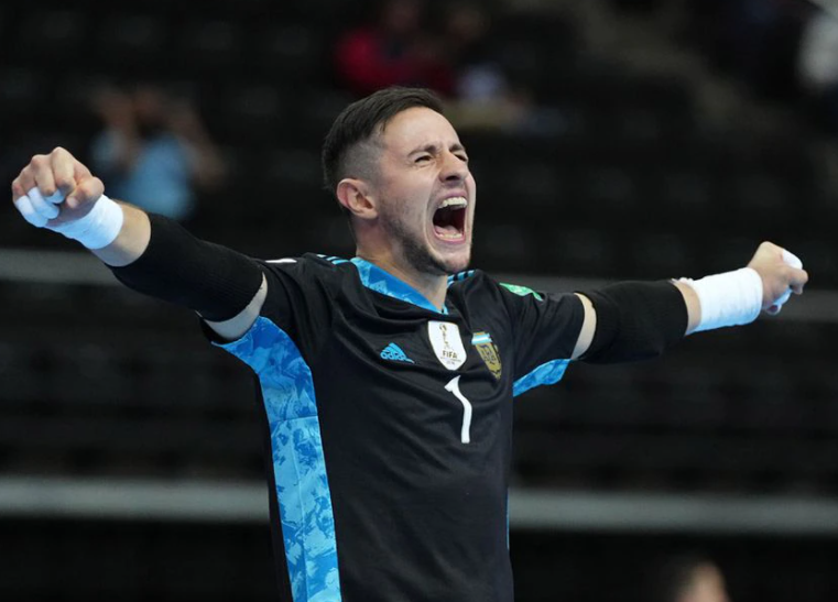 VSportsTM's tweet photo. Argentina 🇦🇷 es finalista del Mundial de Futsal! Venció 2-1 a Brasil 🇧🇷 con goles de Vaporaki y Borruto! Enorme partido de Nicolás Sarmiento, el arquero albiceleste. https://t.co/s5ngq5MYyU
