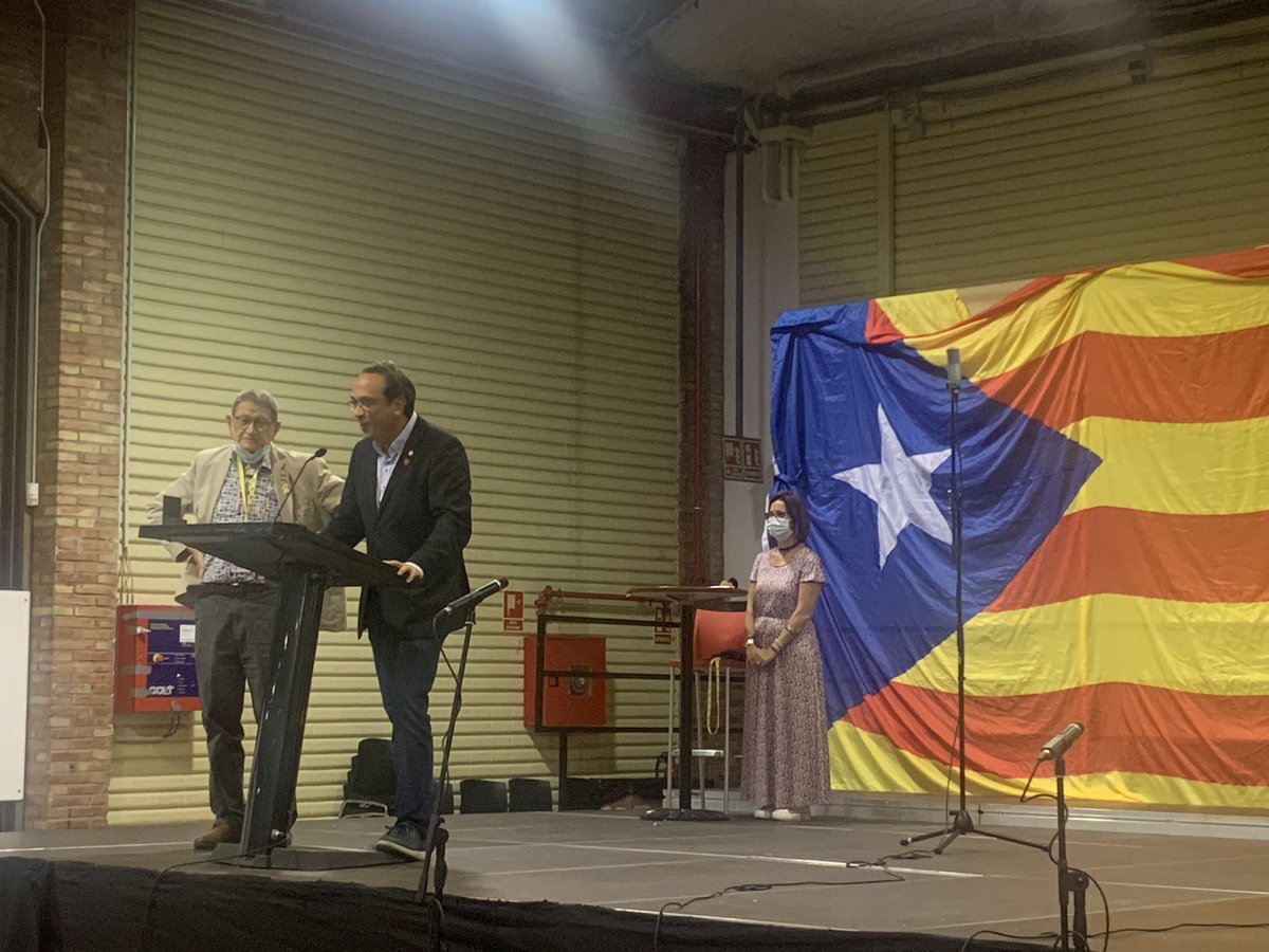 jmartigalbis's tweet photo. Un orgull compartir el reconeixement que l’Associació @mesjunts fa als presos polítics i exiliats amb els Premis Octubre 2021, a la Trajectòria.
De nou, un acte històric a Sants @CotxeresCasinet 
@JuntsxCatBCN https://t.co/Ou8idXBTNO