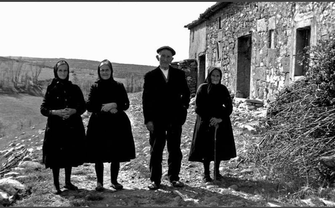 ACivicaH's tweet photo. Tradicionalmente el día de San Miguel, 29 de septiembre, acababa el año agrícola y con él los contratos de arrendamiento. Mañana comenzaría la nueva campaña, y con ella el derecho de aprovechamiento de altos y/o bajos.

📷 de @Daviddcoba https://t.co/2qCzgC4LSl