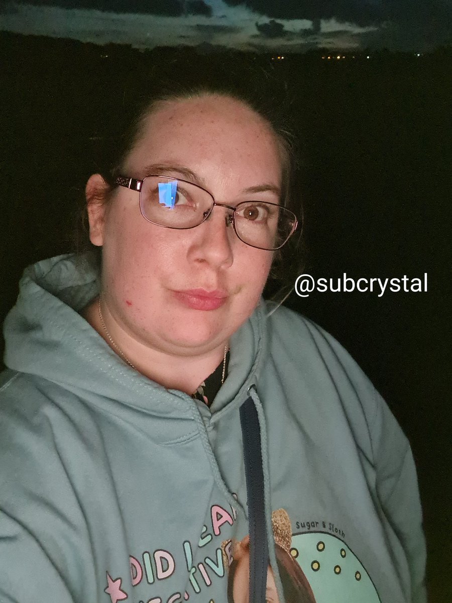 subcrystal's tweet photo. Does this look like the face of someone who would flash their tits in public?
#TuneInToFindOut https://t.co/trwUpbh7ah