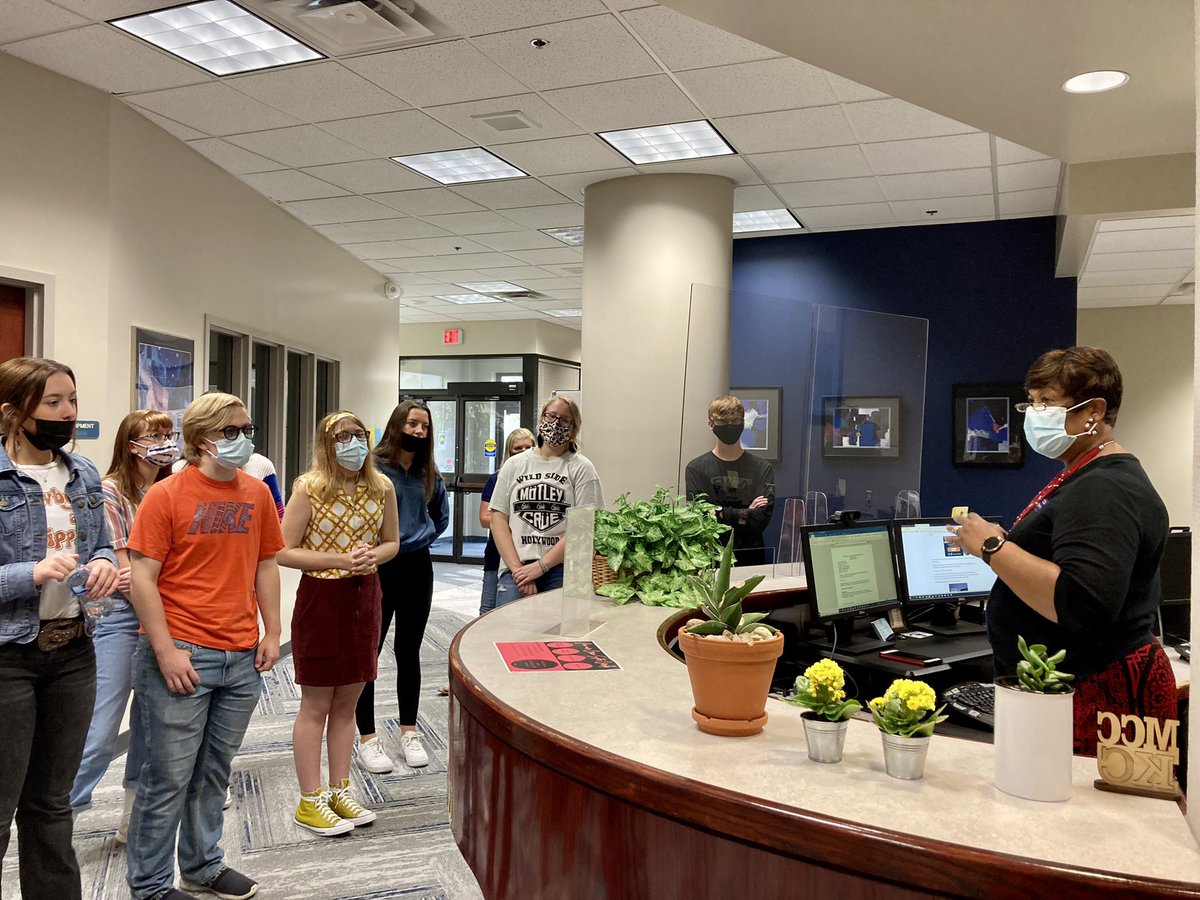 onecupofjane's tweet photo. Loved hosting Lone Jack High School this morning for a campus visit. Pictured below is the wonderful and informative Ms. Andrea Henderson in our Counseling Center sharing available resources with these prospective students. #mcckc #preparingstudents #creatingopportunities https://t.co/NkIfFZE7bu