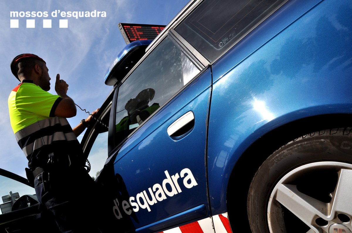 mossos's tweet image. Dos homes es queden sense benzina al cotxe a l'A-2, a Caldes de Malavella, i descobrim que l'havien robat i a més el conductor conduïa begut. Els detenim