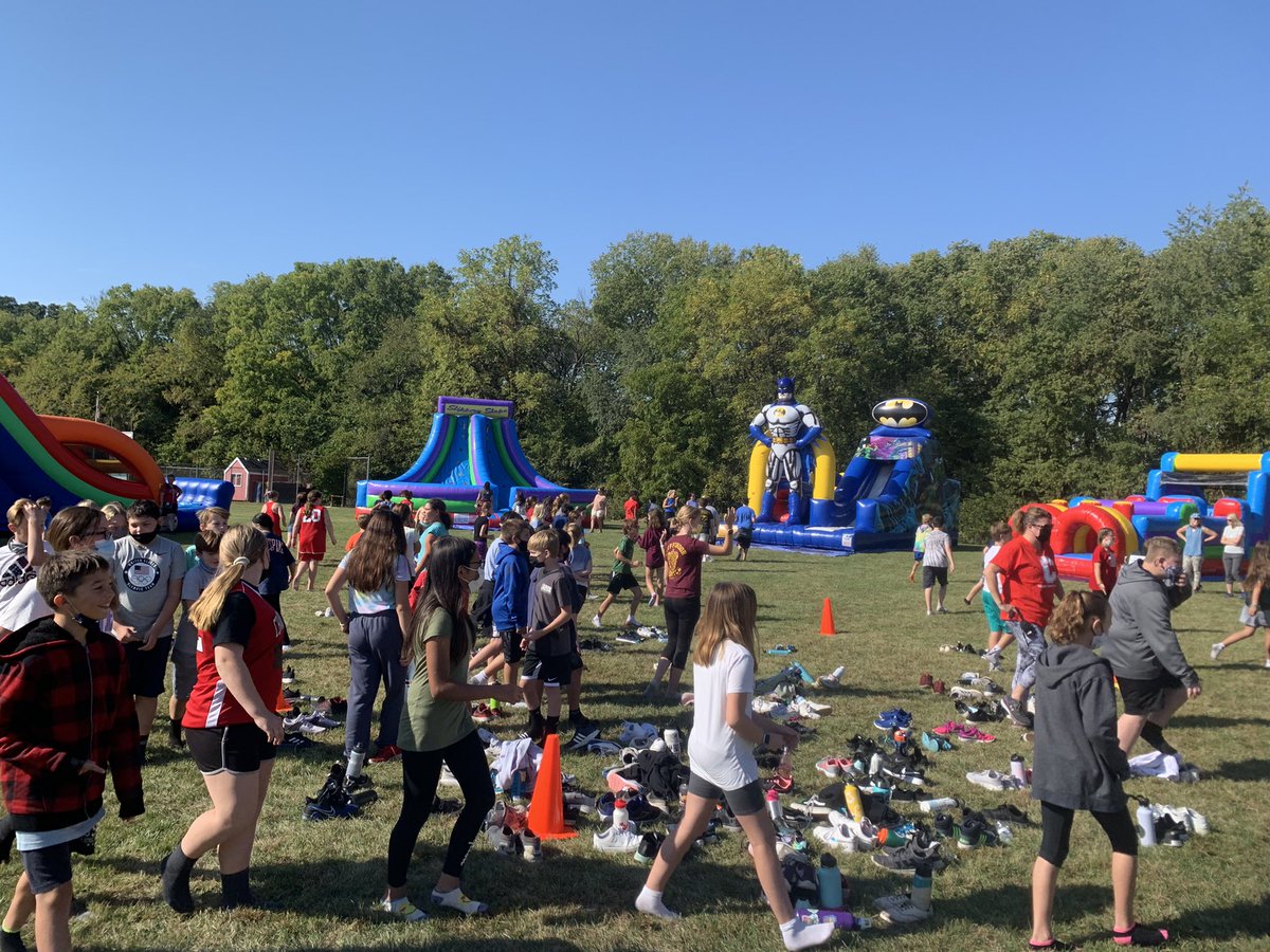 mrs_kern's tweet photo. Fun Run and making monsters today!!! #channahonpride https://t.co/UL2O4Cpjdm