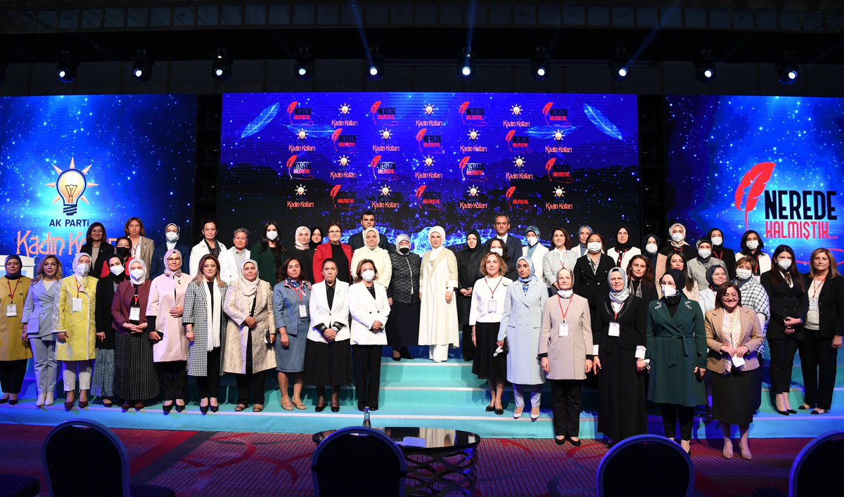 EmineErdogan's tweet photo. Hepimize heyecan veren “#NeredeKalmıştık” projesiyle yeni bir eğitim seferberliği başlıyor. AK Parti Kadın Kolları Başkanlığınca düzenlenen, eğitimleri yarıda kalmış kadınlarımız ve kız çocuklarımız okula kaldıkları yerden devam edecek. @AKKADINGM @tcmeb @tcailesosyal https://t.co/YCcG4UwsZQ