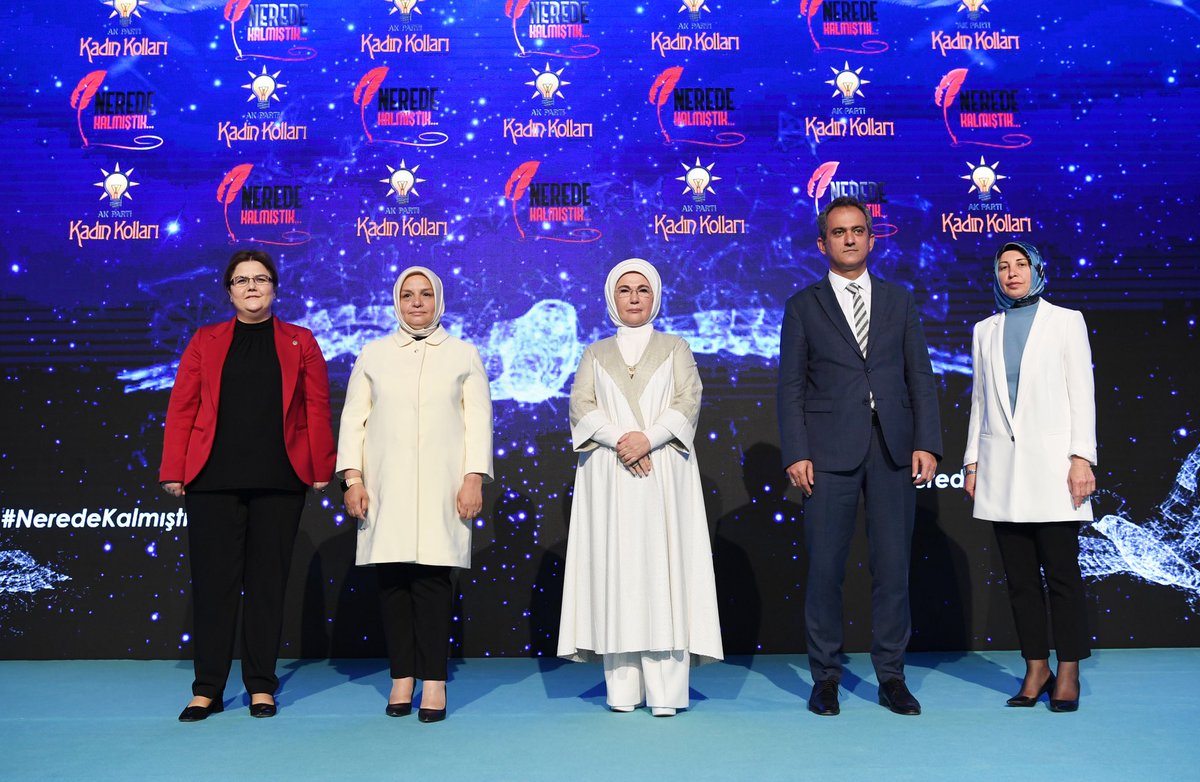 EmineErdogan's tweet photo. Hepimize heyecan veren “#NeredeKalmıştık” projesiyle yeni bir eğitim seferberliği başlıyor. AK Parti Kadın Kolları Başkanlığınca düzenlenen, eğitimleri yarıda kalmış kadınlarımız ve kız çocuklarımız okula kaldıkları yerden devam edecek. @AKKADINGM @tcmeb @tcailesosyal https://t.co/YCcG4UwsZQ