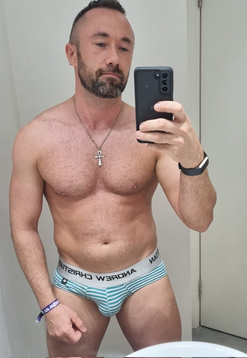 calrambleUK's tweet photo. First π€³ in a while! I actually looked browner in person, blame those bright lighting! π #gay #underwear #bodyselfie #homo #gayprideweekend https://t.co/UTZOE99QQM