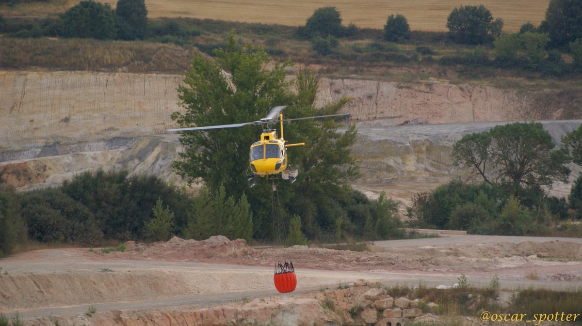 oscar_spotter's tweet image. 🚁💦🔥 Aérospatiale AS 350-B3 Ecureuil (CC-AXK 🚁LY-B2) con base en Pradoluengo, el pasado  27 de agosto actuando en el #IFMasa .
#losdeamarillo #BBFF #BomberosForestales #IIFF #BRIF #PlanINFOCAL #yosiosveo