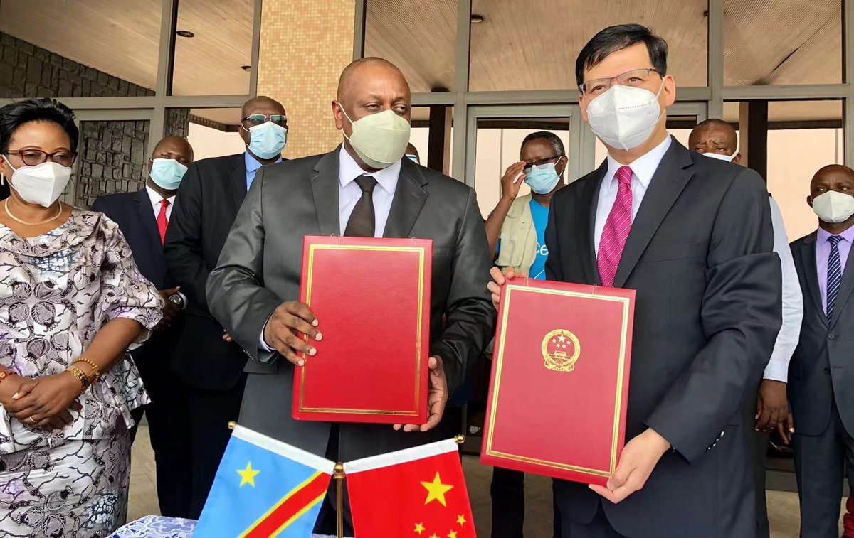 AmbCHINEenRDC's tweet photo. S.E.M. Zhu Jing et S.E.M. Mbungani Mbanda Jean-Jacques, Ministre de la Santé Publique, Hygiène et Prévention et S.E.Mme la Vice-Ministre Kilumba Nkulu Veronique ont participé à la cérémonie de remise-réception de 400,000 doses de vaccins Sinovac offerts par 🇨🇳 à 🇨🇩. （1/2） https://t.co/GIqYCFcoXx