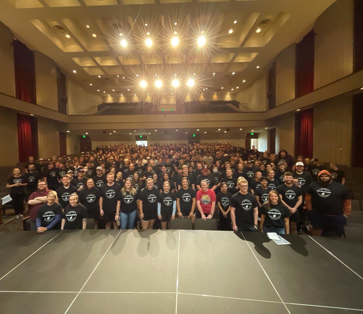 MorningsideEdu's tweet photo. There are nearly 800 Morningsiders in this photo. All of them made the world a little better & brighter today during @MorningsideODK’s #MsideIntoTheStreets. Special shout out to ODK event co-VPs Emma Hannasch and Eli Honken for their great work. #MSIDEPROUD https://t.co/paZj0xlYEz