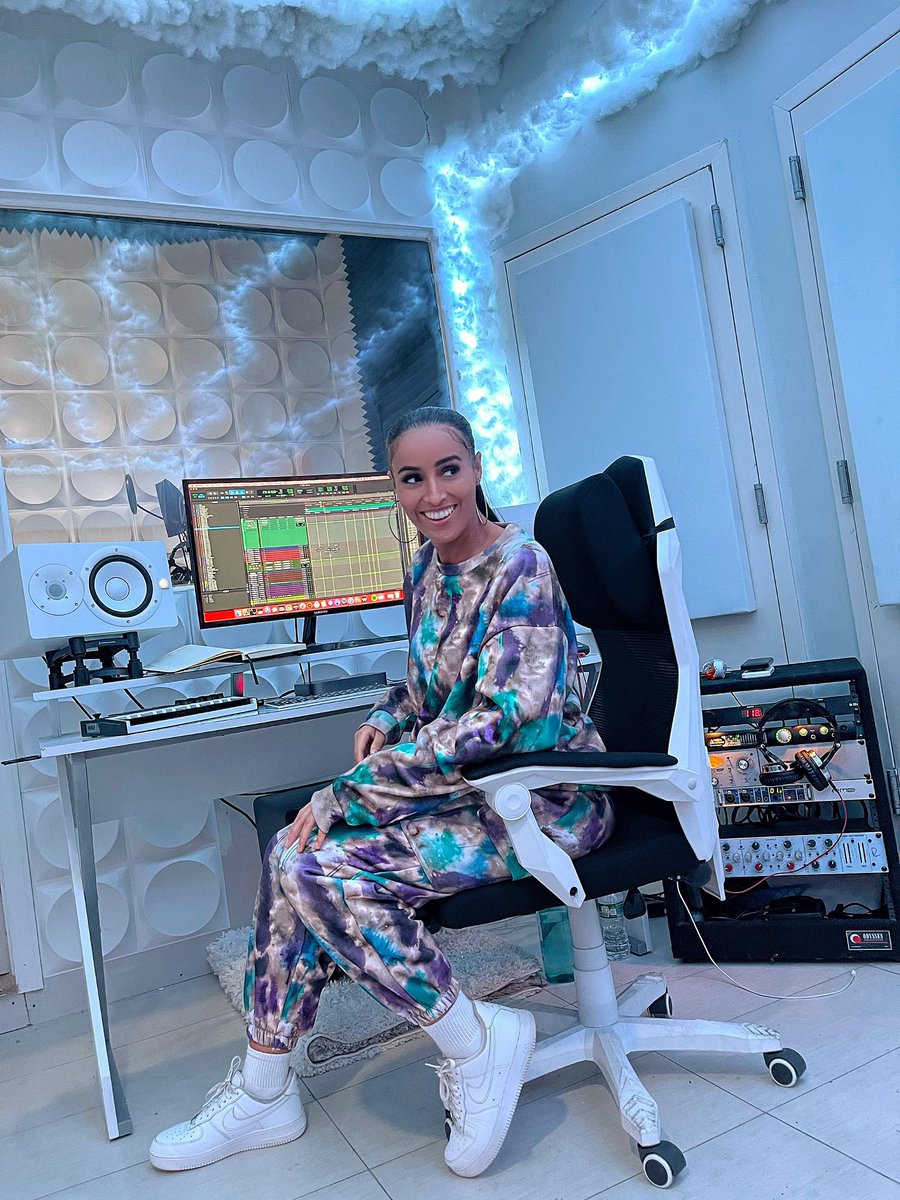 Chirineofficial's tweet photo. Locked In. 🔒🎤🎶🎧🎹🖊 
It's Time for ME.
Time To Live My PURPOSE.
Time to Show the World Who I Am.
Time to Get The BAG 🤑 https://t.co/Sk9Vq9aXfR