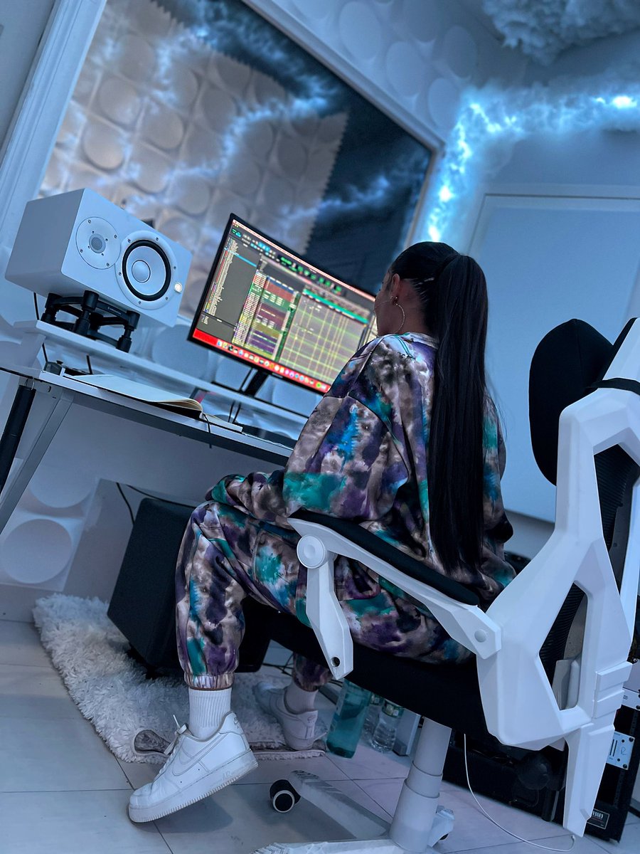 Chirineofficial's tweet photo. Locked In. 🔒🎤🎶🎧🎹🖊 
It's Time for ME.
Time To Live My PURPOSE.
Time to Show the World Who I Am.
Time to Get The BAG 🤑 https://t.co/Sk9Vq9aXfR