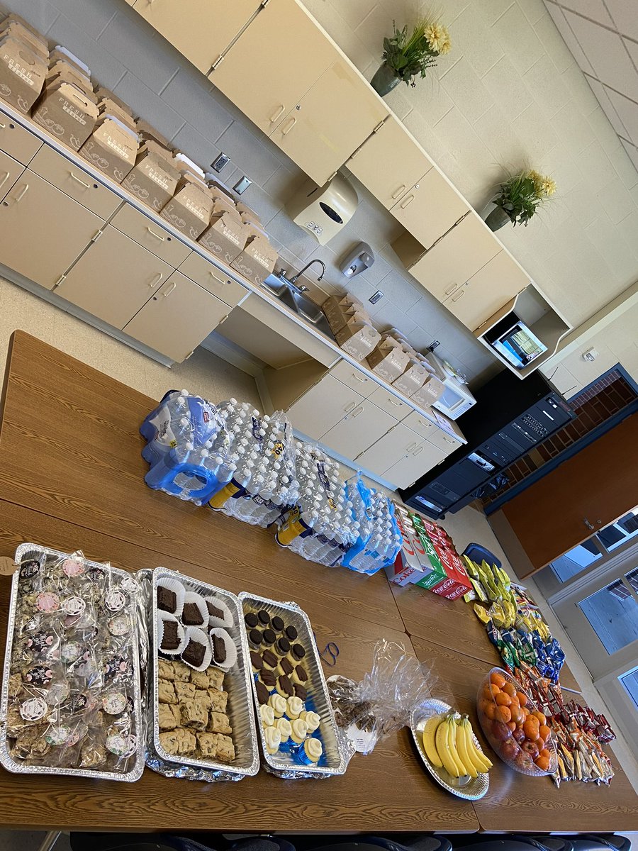 KenstonKHSPTO's tweet photo. PTO providing a great meal for tonight’s conferences. Thank you Mazzulo’s and parents who contributed. 🌯🧁🍌🍊 https://t.co/JHUH7VJ2V9