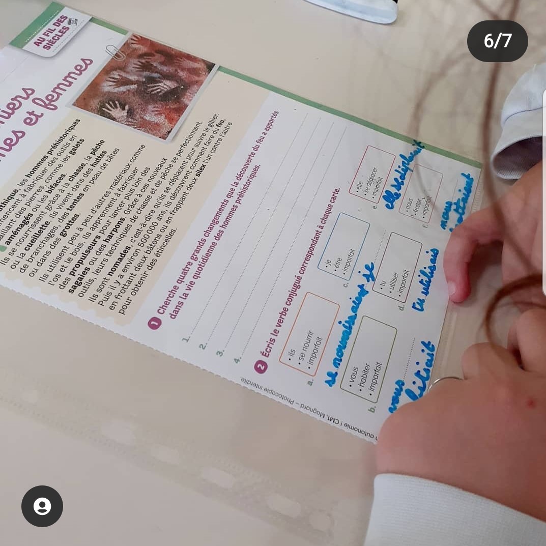 FlorenceMDC's tweet photo. C'est une belle récompense de voir des photos de vos élèves en train de travailler avec des ouvrages que j'ai édités😃! Merci ! (Ici, les fiches détachables de la collection En autonomie ! @Magnard_Edu ) #TeamPE https://t.co/HmCNmNrwax