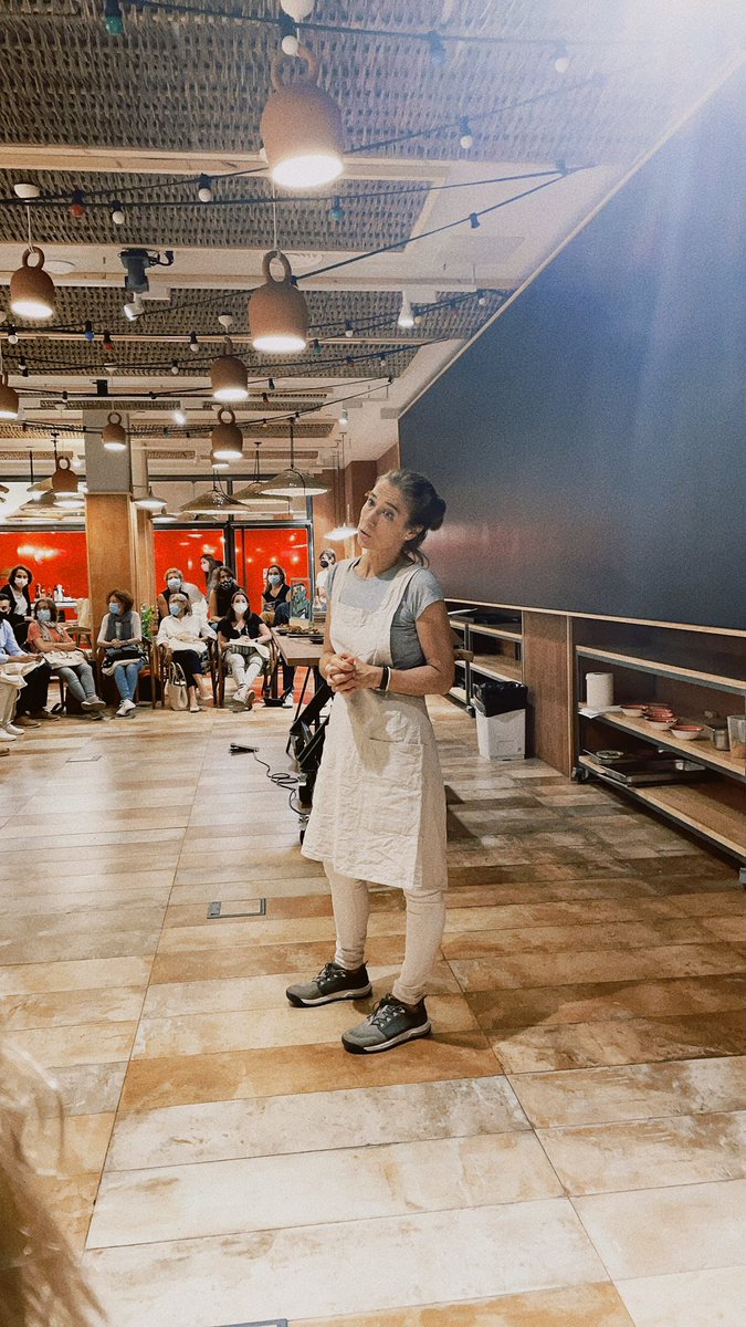 SrySraCake's tweet photo. Showcooking en @AmetllerOrigen de @adaparellada como siempre muy didáctico y con su toque de humor. Aunque la cosa es seria..hoy todos contra el #malbaratamentalimentari el #batchcooking un gran aliado ;) https://t.co/wkg3oJi3zC