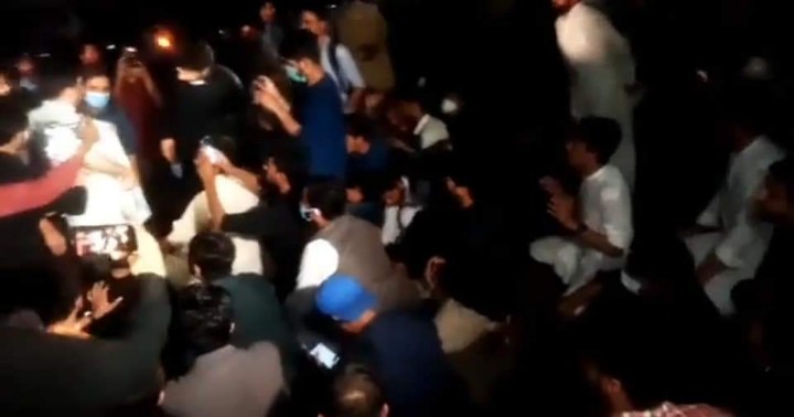 Coolsalman6_'s tweet photo. #StudentsMarchToPMHouse #ShameonISBPolice https://t.co/0qAXMdaluF