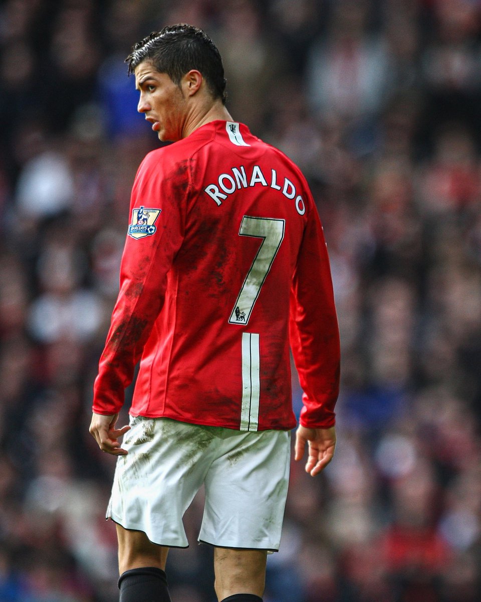 Footballtweet's tweet photo. The red shirt. The number 7. The long sleeves. ✨ https://t.co/6mpKoGwIdV