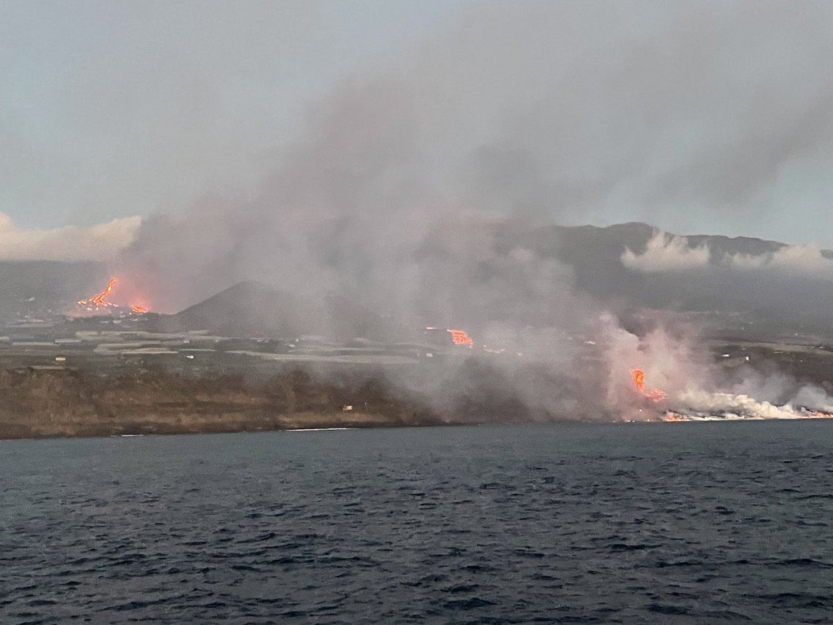 Juan-Tomás Vázquez (@juantvaz) on Twitter photo Desde el buque #RamonMargalef a la izquierda el volcán de #LaPalma y a la derecha el delta de lava que se está formando a la llegada de la colada al mar <a href="/gemar_ieo/">Geociencias Marinas (IEO)</a> <a href="/VulcanaIEO/">Grupo VULCANA IEO-CSIC</a> <a href="/IEOoceanografia/">Instituto Español de Oceanografía (IEO-CSIC)</a> <a href="/IGME1849/">Instituto Geológico y Minero de España</a> <a href="/IGeociencias/">IGEO (CSIC-UCM)</a> <a href="/CSIC/">CSIC</a> <a href="/campusdelmar/">CEI MAR</a> Desde el buque #RamonMargalef a la izquierda el volcán de #LaPalma y a la derecha el delta de lava que se está formando a la llegada de la colada al mar <a href="/gemar_ieo/">Geociencias Marinas (IEO)</a> <a href="/VulcanaIEO/">Grupo VULCANA IEO-CSIC</a> <a href="/IEOoceanografia/">Instituto Español de Oceanografía (IEO-CSIC)</a> <a href="/IGME1849/">Instituto Geológico y Minero de España</a> <a href="/IGeociencias/">IGEO (CSIC-UCM)</a> <a href="/CSIC/">CSIC</a> <a href="/campusdelmar/">CEI MAR</a>