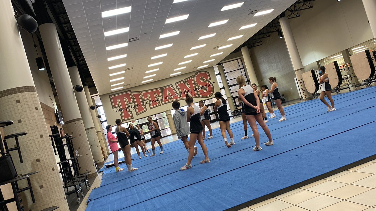 Illiana7954's tweet photo. cheer preparing for an amazing game on friday 😉 @VictoriaISD #bob21 #vehs https://t.co/VdyVIpZc6C