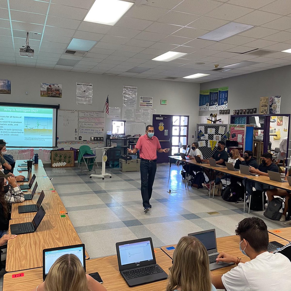 UCFarmSmart's tweet image. Jairo Diaz, @UCANRDREC director, speaking to the Advanced #Agriscience students at @ElCentroFFA about his career in #AgEngineering  @ucanr
