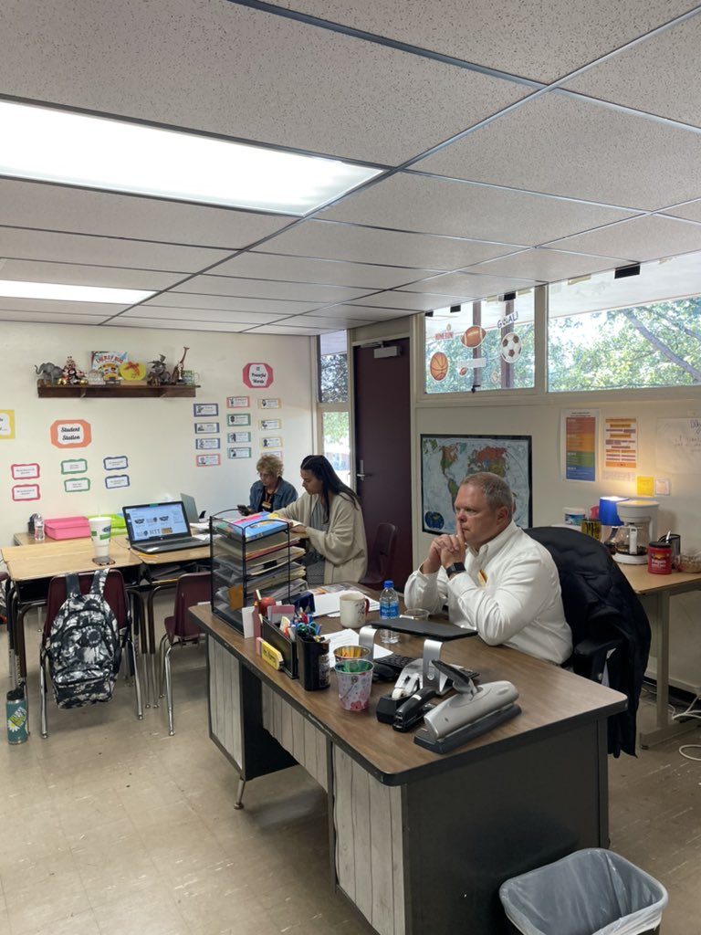 MrsMurrayCMS's tweet photo. 6th grade ELA at #wes56 creating a common assessment! This team knows excellence is built through our habits! #cpsreds https://t.co/RDZf8xzip6