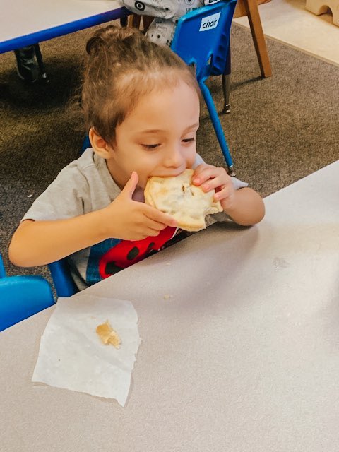 SummitCountyESC's tweet photo. Many of our Summit Preschoolers have been learning about fall! In Mrs. Suzanne Priebe’s classroom at our Nordonia Hills site at Ledgeview Elementary, students participated in an apple tasting followed by making apple pies! #preschool #fallactivities https://t.co/HCINDFOUeh