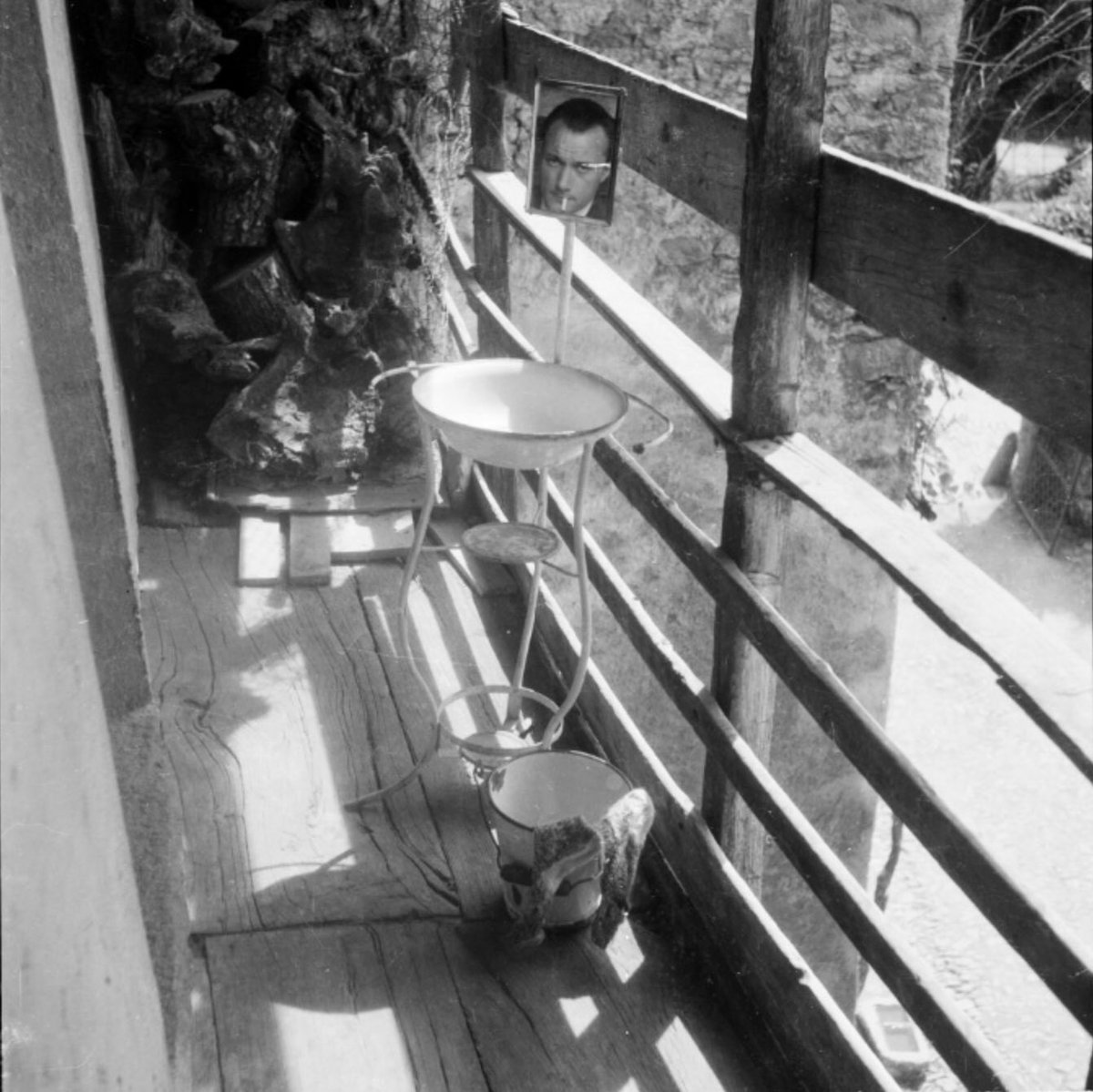 Vivendo con loro, ho imparato che tutti i vagabondi, i senza storia
sotto i ponti o nelle locande, un volto ce l’hanno.
E che non sono dei furfanti.

G. #Orwell        #SenzaUnSoldo 

P.Donzelli 1953