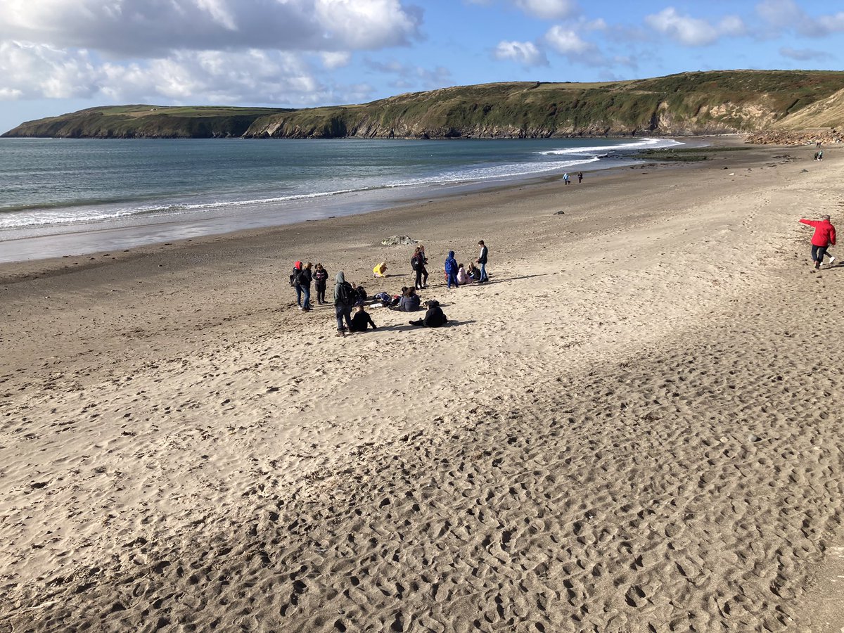 CymraegBotwnnog's tweet photo. Taith Adnabod Bro Bl7 efo’r criw cyntaf heddiw. Hanes lleol a gwaith cyfeiriannu yn Aberdaron. Cwmni difyr @john_dilwyn yn @plasglyn. Braf cael ymweld â pherlau ein hardal unwaith eto. #ymlaen https://t.co/YxKXLV8Ojk