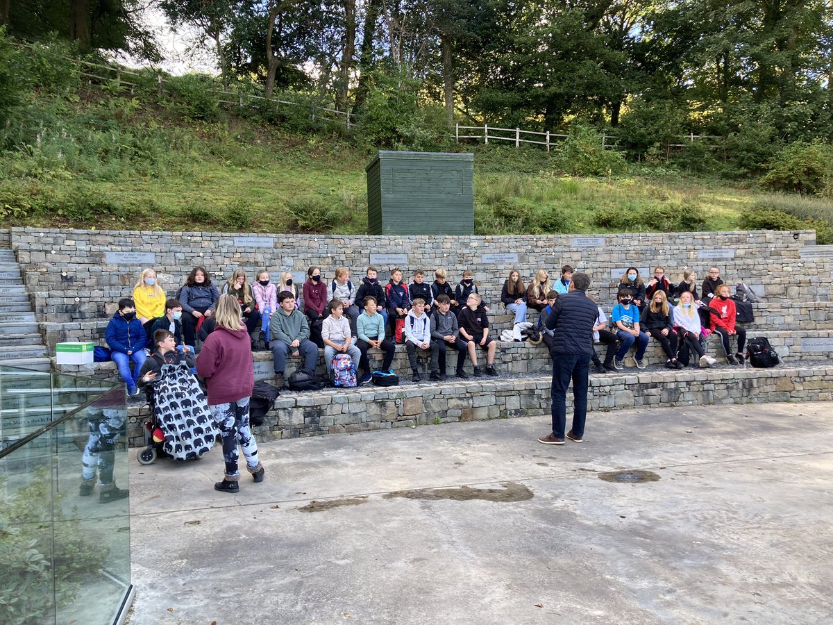 CymraegBotwnnog's tweet photo. Taith Adnabod Bro Bl7 efo’r criw cyntaf heddiw. Hanes lleol a gwaith cyfeiriannu yn Aberdaron. Cwmni difyr @john_dilwyn yn @plasglyn. Braf cael ymweld â pherlau ein hardal unwaith eto. #ymlaen https://t.co/YxKXLV8Ojk